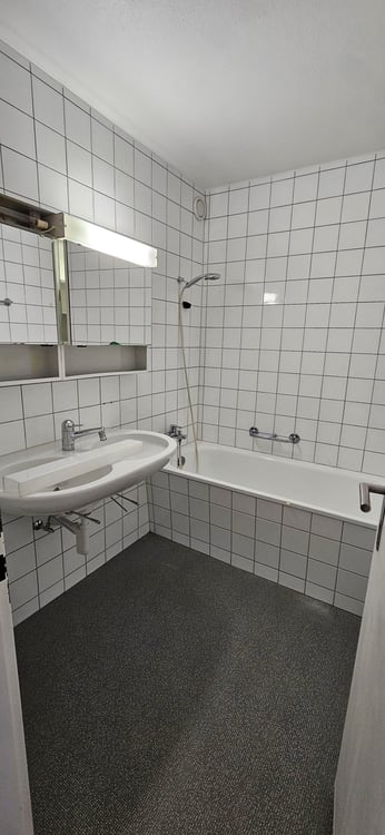 helle 3.5-Zimmerwohnung mit Balkon in Brügg 8