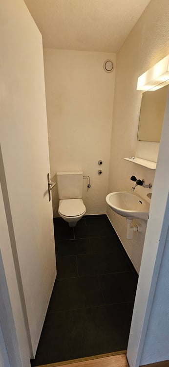 helle 3.5-Zimmerwohnung mit Balkon in Brügg 7