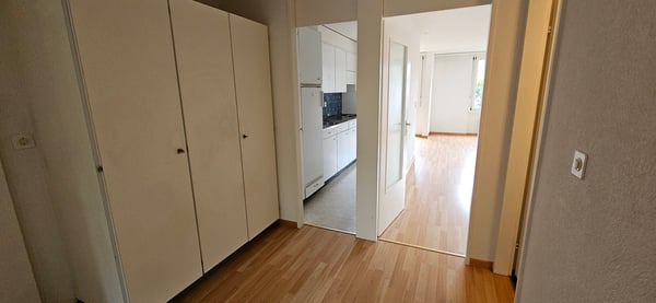 helle 3.5-Zimmerwohnung mit Balkon in Brügg 2