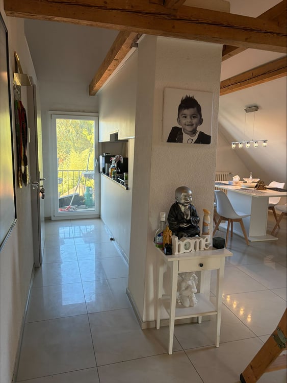 wunderschöne 2.5-Zi-Dachwohnung in kleinem 3-Familienhaus zu vermieten 4
