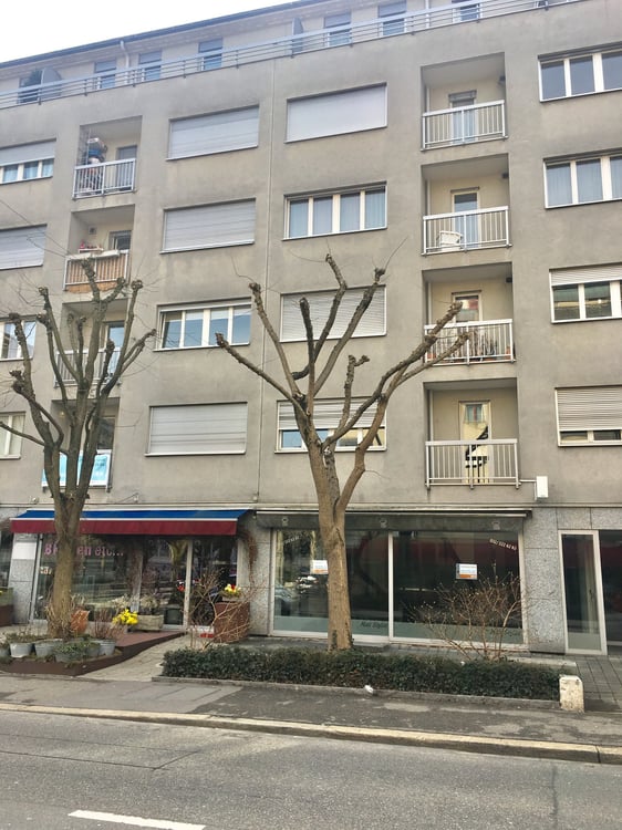 Attraktive Geschäftsfläche mit Schaufenster im Herzen von Biel 1