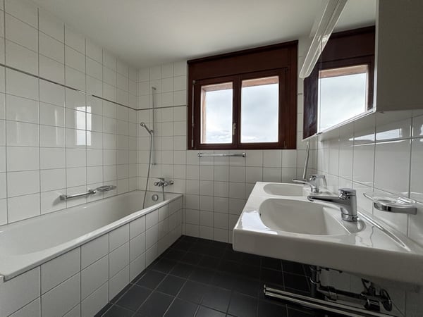 Charmante 4.5-Zimmer-Wohnung mit Balkon und schöner Aussicht in Biel 12