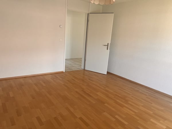 Helle 4-Zimmer-Wohnung mit Balkon und moderner Ausstattung in Biel 9