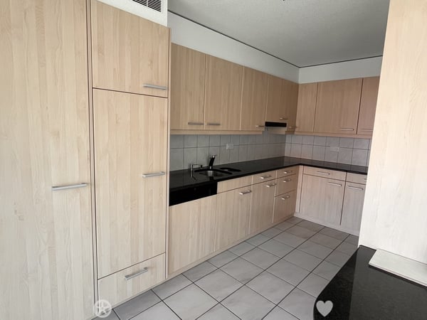 Helle 4-Zimmer-Wohnung mit Balkon und moderner Ausstattung in Biel 2