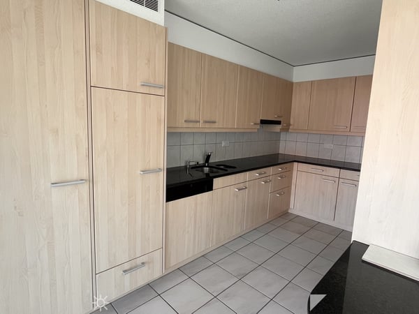 Helle 4-Zimmer-Wohnung mit Balkon und moderner Ausstattung in Biel 2