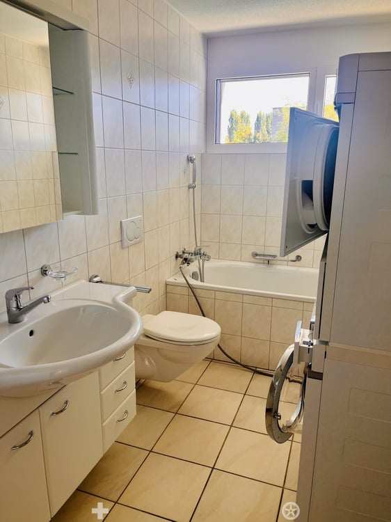 Helle 4-Zimmer-Wohnung mit Balkon und moderner Ausstattung in Biel 6