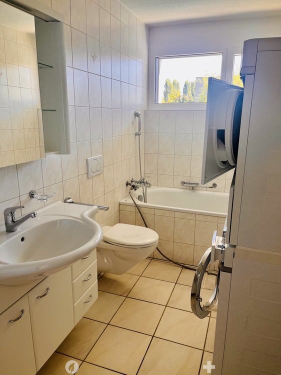 Helle 4-Zimmer-Wohnung mit Balkon und moderner Ausstattung in Biel 6