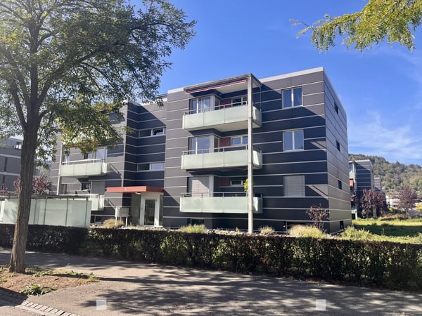 Helle 4-Zimmer-Wohnung mit Balkon und moderner Ausstattung in Biel 1