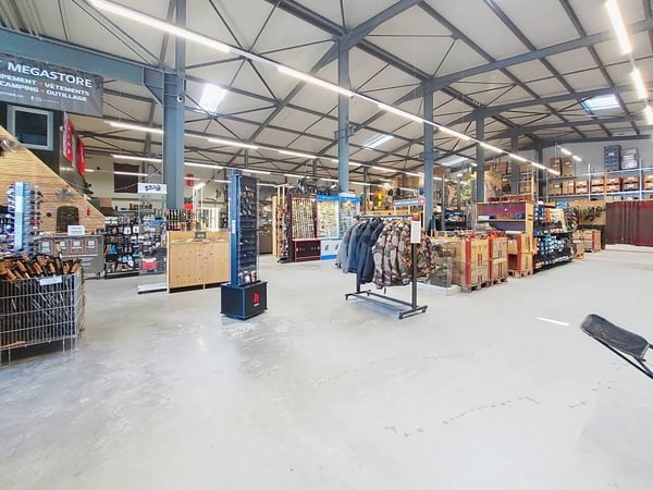 Sion, à louer 1 local de 355.50m2 dans un bâtiment industriel entièrement rénové. 6