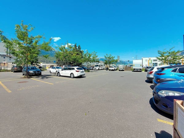 Sion, à louer 1 local de 355.50m2 dans un bâtiment industriel entièrement rénové. 2