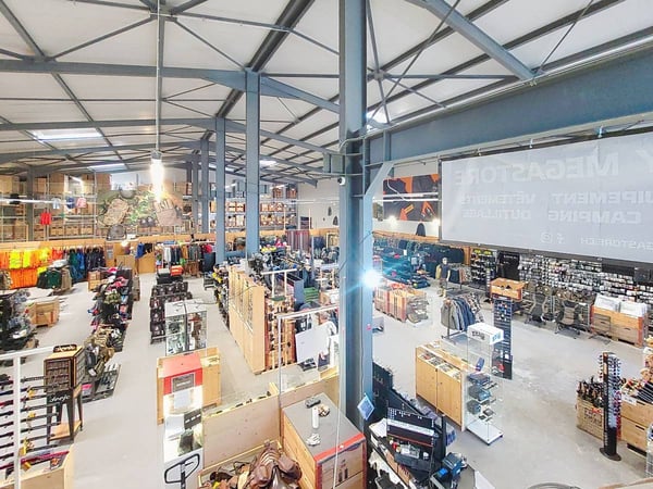 Sion, à louer 1 local de 355.50m2 dans un bâtiment industriel entièrement rénové. 4