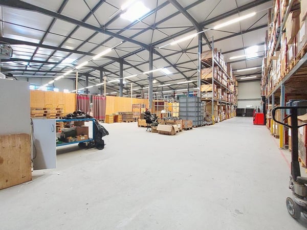 Sion, à louer local de stockage au rez de 355 m2 dans un bâtiment industriel entièrement rénové 4