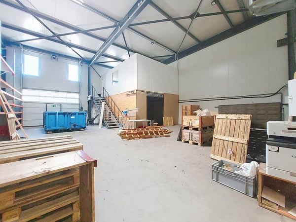 Sion, à louer 2 locaux de 297.60 m2 chacun dans un bâtiment industriel entièrement rénové. 10