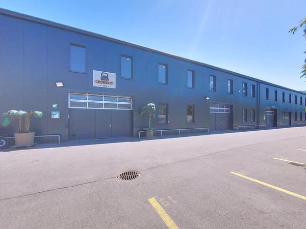 Sion, à louer 2 locaux de 297.60 m2 chacun dans un bâtiment industriel entièrement rénové. 4