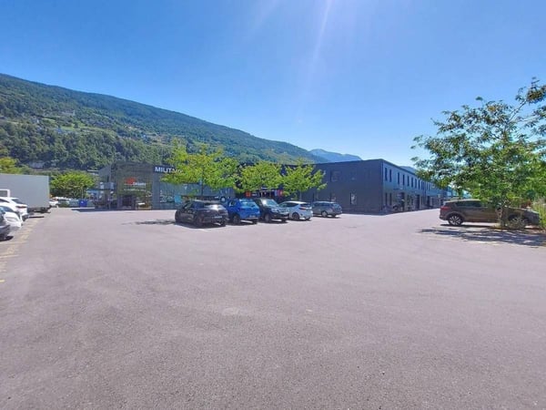 Sion, à louer 2 locaux de stockage au rez et au 1er de 297 m2 chacune, bâtiment industriel rénové 4