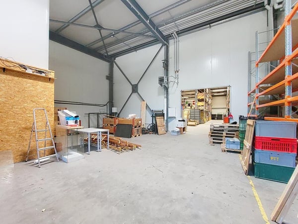 Sion, à louer 2 locaux de 297.60 m2 chacun dans un bâtiment industriel entièrement rénové. 6