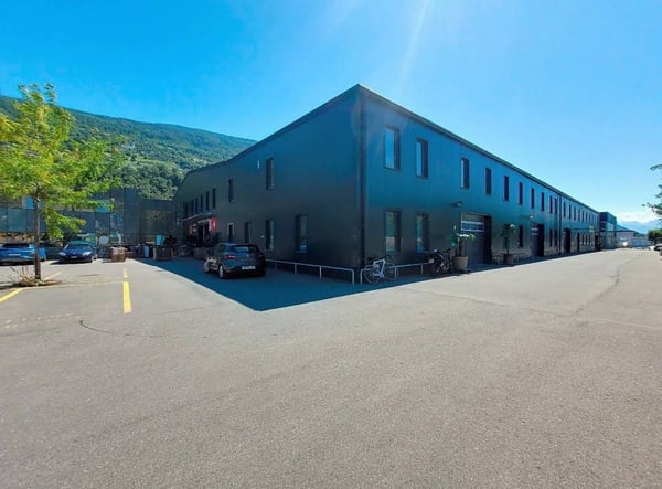 Sion, à louer 2 locaux de stockage au rez et au 1er de 297 m2 chacune, bâtiment industriel rénové 3