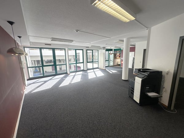 Crissier – Bureau de 180 m² au rez-de-chaussée, proche du centre et des accès autoroutiers 1