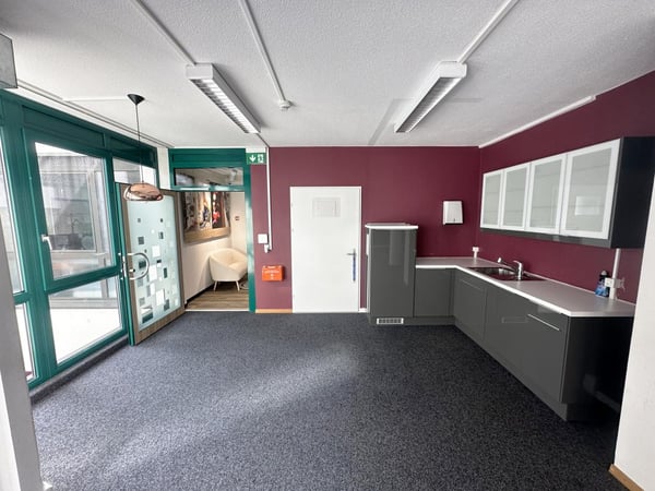 Crissier – Bureau de 180 m² au rez-de-chaussée, proche du centre et des accès autoroutiers 5