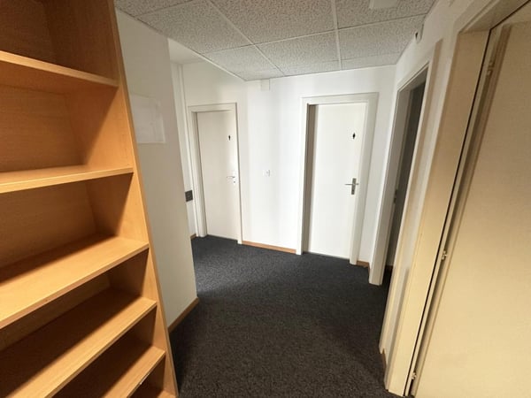 Crissier – Bureau de 180 m² au rez-de-chaussée, proche du centre et des accès autoroutiers 12