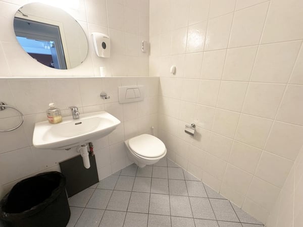Crissier – Bureau de 180 m² au rez-de-chaussée, proche du centre et des accès autoroutiers 15