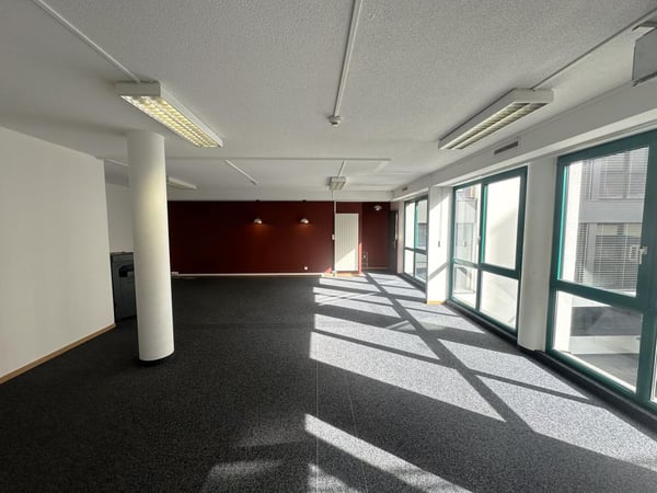 Crissier – Bureau de 180 m² au rez-de-chaussée, proche du centre et des accès autoroutiers 4