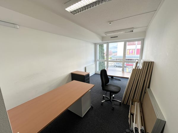 Crissier – Bureau de 180 m² au rez-de-chaussée, proche du centre et des accès autoroutiers 10