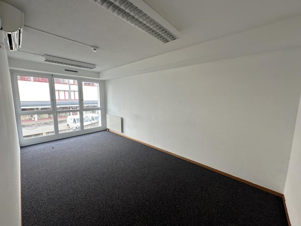 Crissier – Bureau de 180 m² au rez-de-chaussée, proche du centre et des accès autoroutiers 9