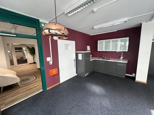 Crissier – Bureau de 180 m² au rez-de-chaussée, proche du centre et des accès autoroutiers 7