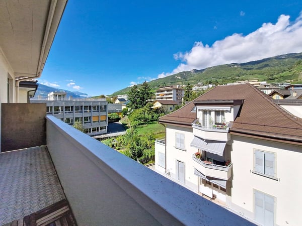Sierre, appartement de 3.5 pièces dans le quartier de Ste-Croix 9