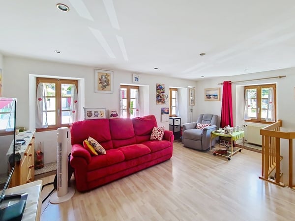 Grône, maison de 4.5 pièces de 151 m2 avec extérieures verdoyant et 2 places de parc 2
