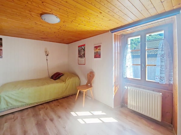 Grône, maison de 4.5 pièces de 151 m2 avec extérieures verdoyant et 2 places de parc 12