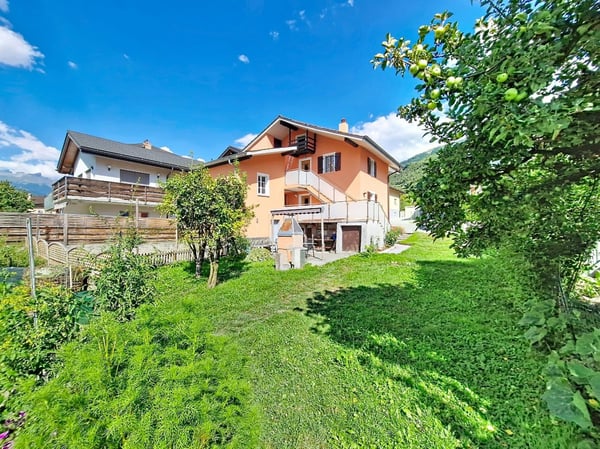 Grône, maison de 4.5 pièces de 151 m2 avec extérieures verdoyant et 2 places de parc
