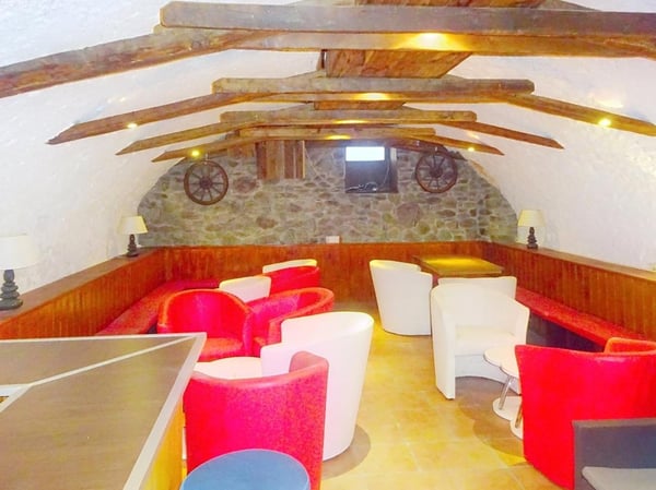 Saxon, lot de 2 immeubles de rendement, 11 appartements, 1 restaurant, 1 commerce, 9 pl. de parc 11