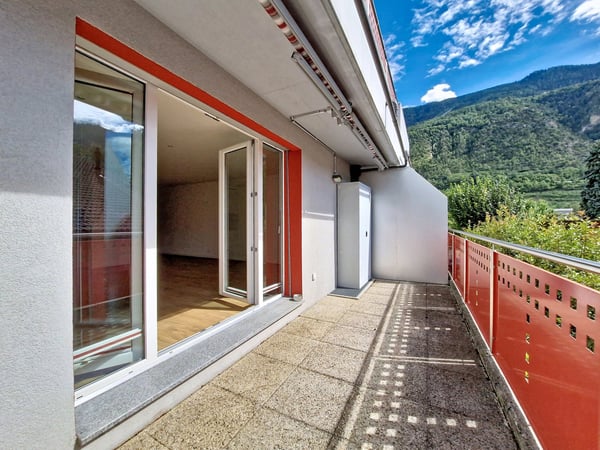 Grône, appartement de 2.5 pièces avec grand balcon et place de parc 1