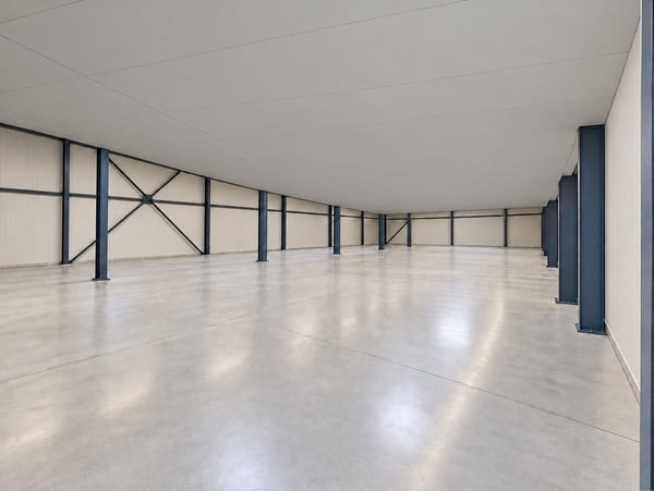 Sion, à louer 1 local de 355.50m2 au rez dans un bâtiment industriel entièrement rénové. 1