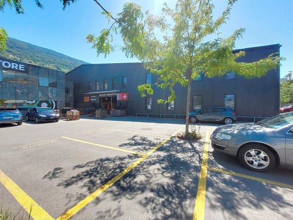 Sion, à louer 1 local de 440.50m2 au rez dans un bâtiment industriel entièrement rénové. 2