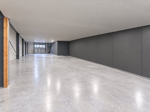 Sion, à louer un local de 297.60 m2 au rez étage dans un bâtiment industriel entièrement rénové 2