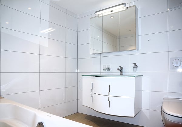 Exklusive 6.5-Zimmer-Wohnung in idyllischem Bauernhaus in Utzigen zu vermieten 6