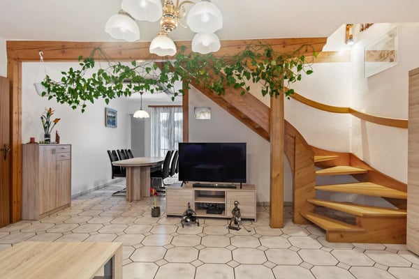 Maison contiguë en pignon avec surfaces professionnelles et grande terrasse 8