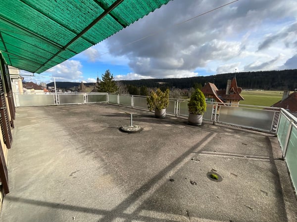 Charmant appartement de 4 pièces avec grande terrasse au coeur de Tramelan 10