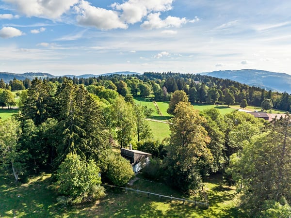 Un refuge au coeur des crêtes jurassiennes 2'520 m² de nature 1