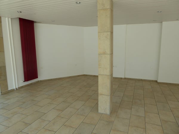 Lumineux et spacieux local commercial au rez-de-chaussée 5