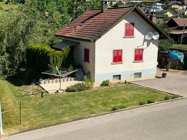 Petite maison individuelle de 4 pièces avec garage et dépendances 2
