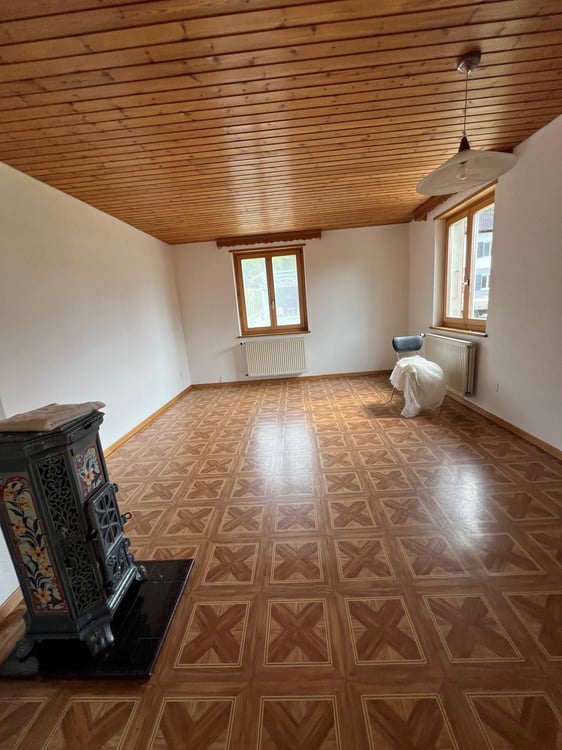 Petite maison individuelle de 4 pièces avec garage et dépendances 5