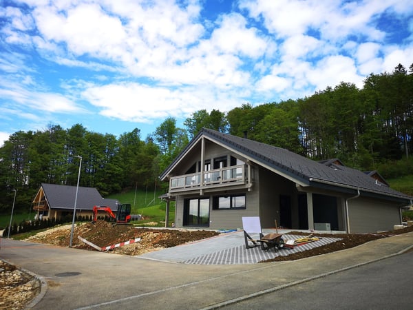 Maison moderne en madrier massif, maison sur parcelle 1288 prête 01.01.2026 2