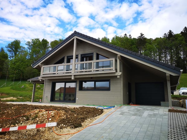 Maison moderne en madrier thermo-chauffé, avec garage, terrasse et jardin 1
