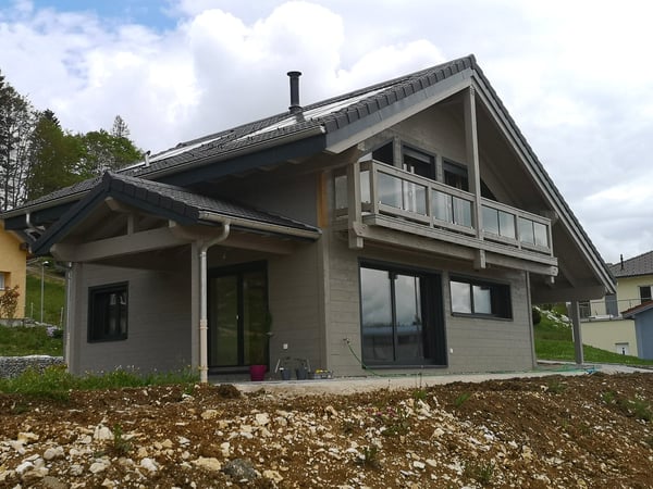 Maison moderne en madrier thermo-chauffé, avec garage, terrasse et jardin 3