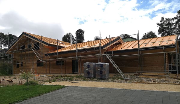 Grande maison moderne en madrier massif avec panneaux solaires, pour fin 2021 1