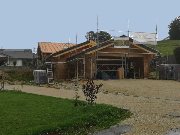 Grande maison moderne en madrier massif avec panneaux solaires, pour fin 2021 2